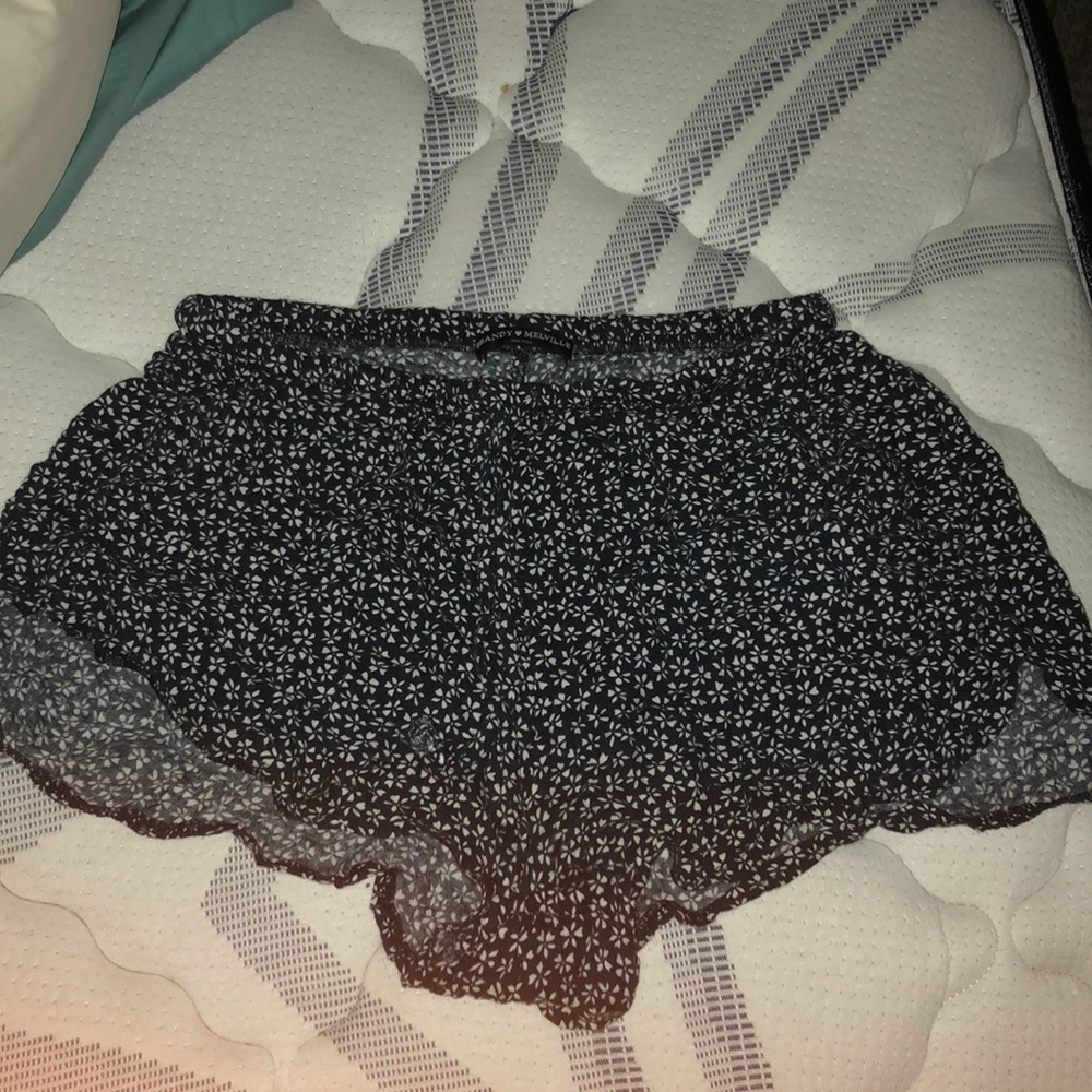 BRANDY MELVILLE floral patterned short - Picture 1 of 1